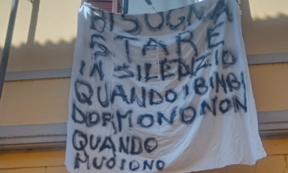 Striscione per i bimbi di Gaza rimosso: "non si possono esporre manifesti dalle case""