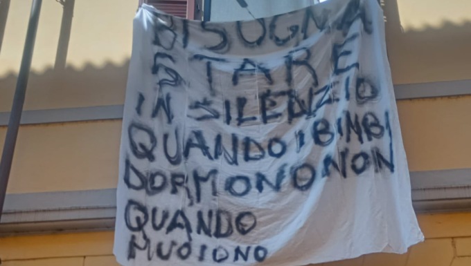 Striscione per i bimbi di Gaza rimosso: “non si possono esporre manifesti dalle case””