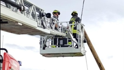Palo pericolante lungo la strada: intervengono i vigili del fuoco