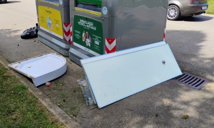 Smonta un box doccia e lo butta nel parcheggio