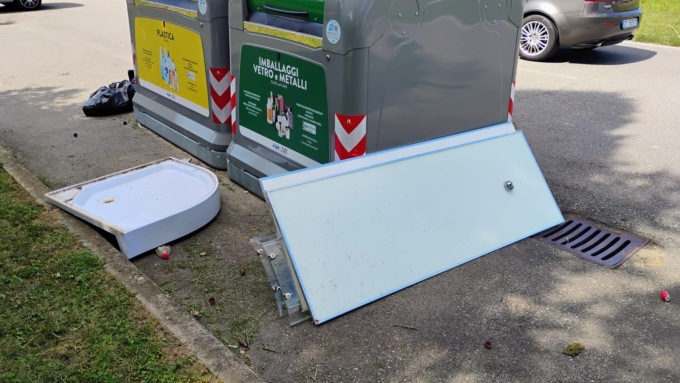 box doccia parcheggio