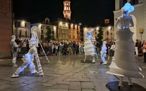 Risò Night: invasioni lunari e musica per l’esordio