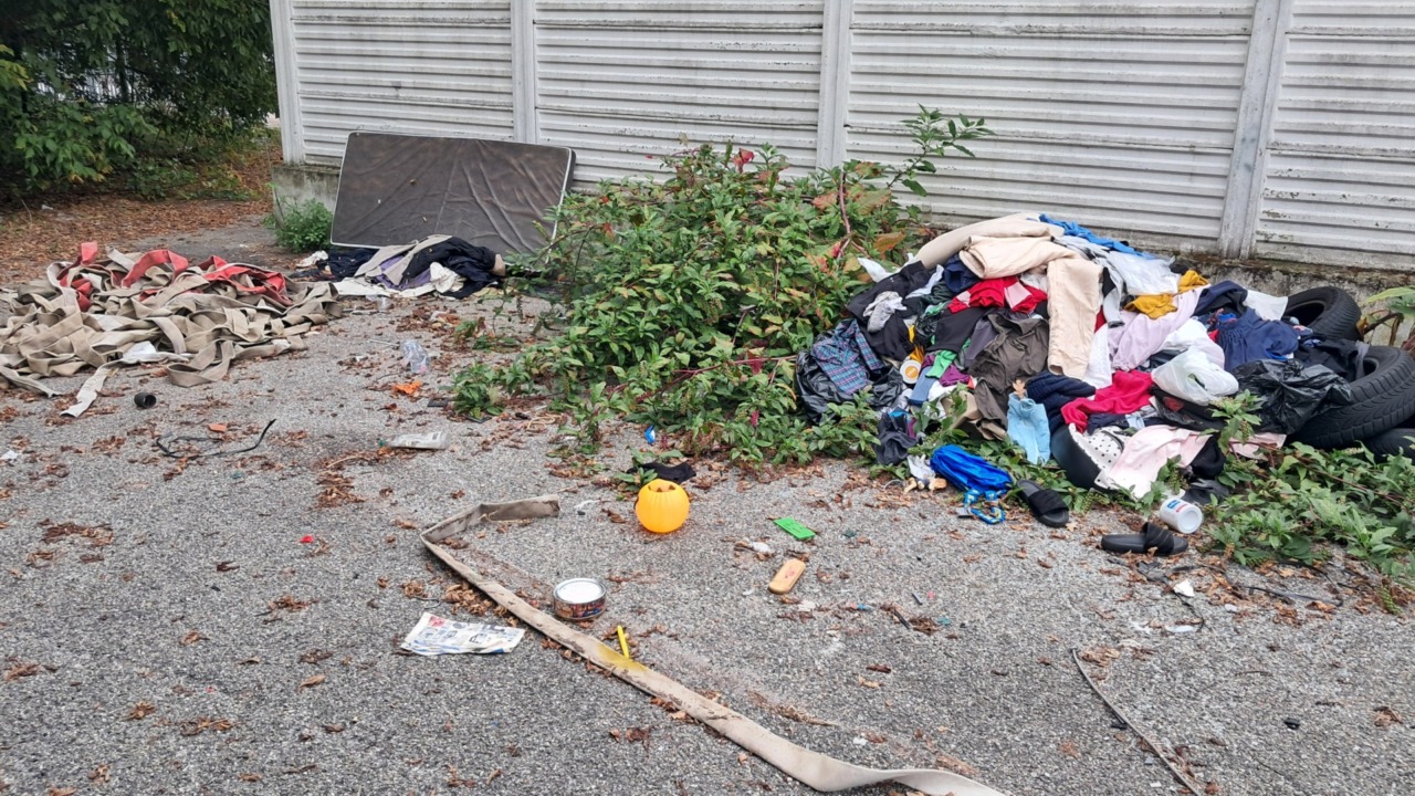 Area parcheggio di via Trento: una discarica perpetua