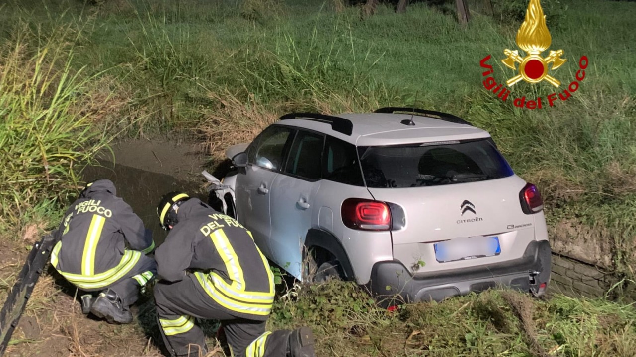Auto finisce in una scarpata nella notte: soccorsi i due occupanti del veicolo