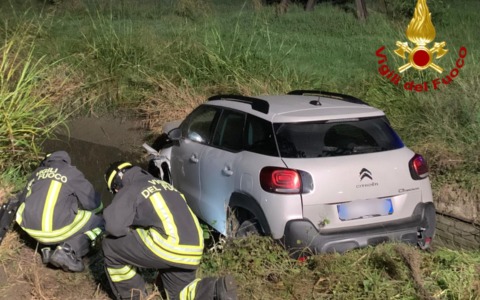 Auto finisce in una scarpata nella notte: soccorsi i due occupanti del veicolo