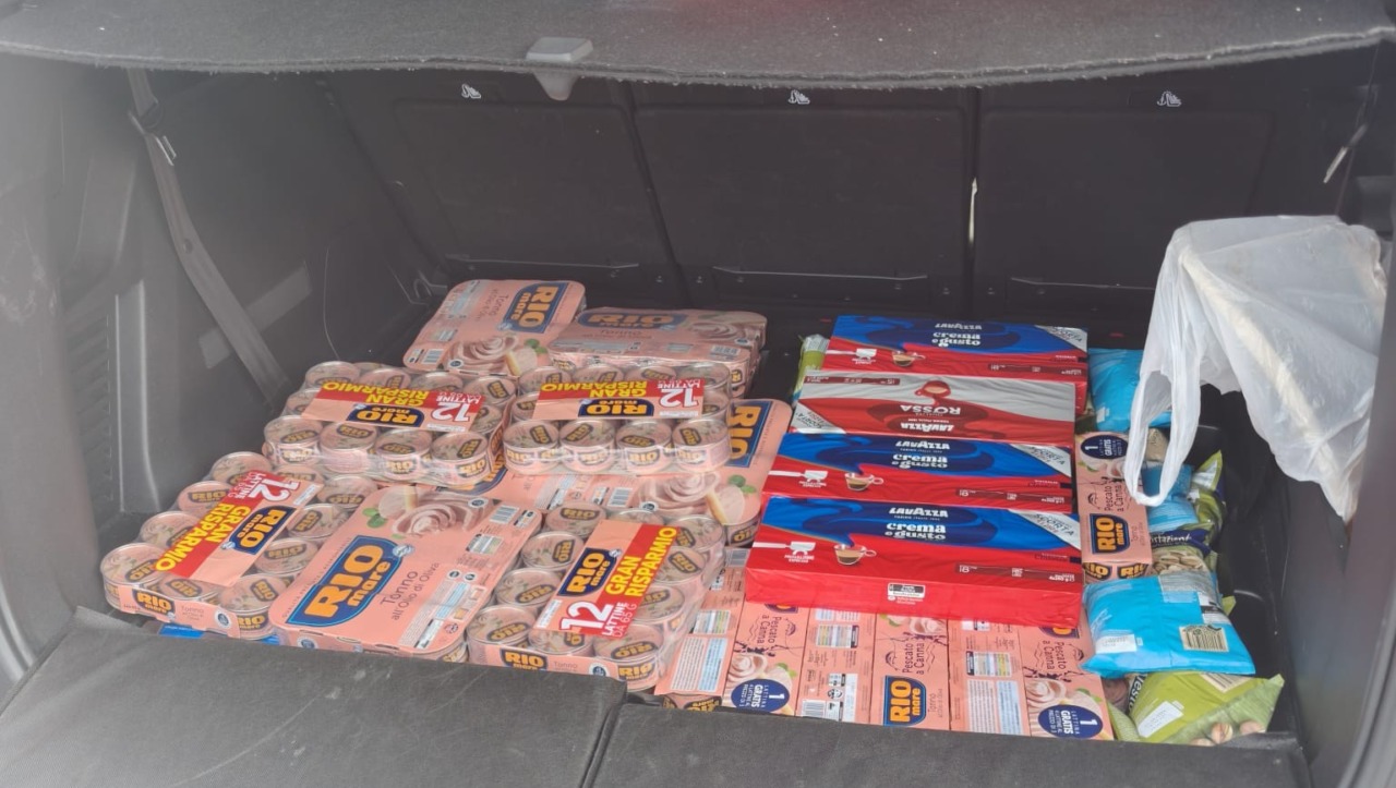 Stivano in 2 auto 12 mila euro di merce di dubbia provenienza: emessi 5 fogli di via obbligatorio