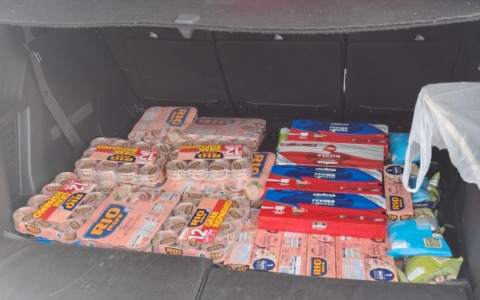 Stivano in 2 auto 12 mila euro di merce di dubbia provenienza: emessi 5 fogli di via obbligatorio
