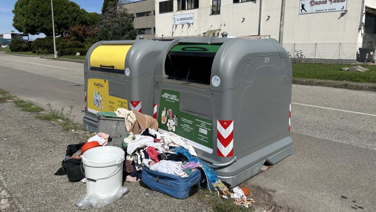 Cassonetti trasformati in discariche abusive: nuove segnalazioni in via Sassone e corso Giovanni Paolo II