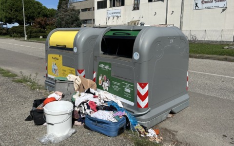 Cassonetti trasformati in discariche abusive: nuove segnalazioni in via Sassone e corso Giovanni Paolo II