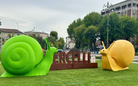 Installate le prime opere di Cracking Art: tra elefanti, chiocciole e conigli giganti… in pieno centro città