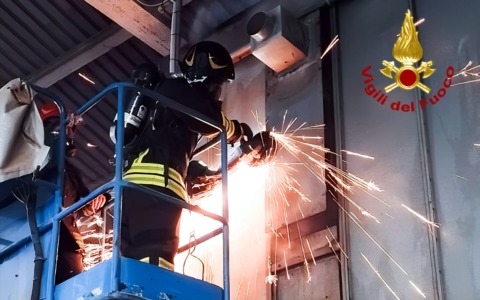 Provvidenziale intervento dei Vigili del Fuoco in una fabbrica del Vercellese