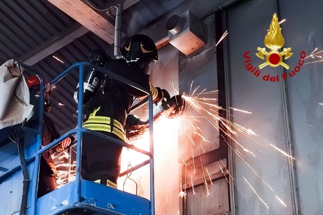 Provvidenziale intervento dei Vigili del Fuoco in una fabbrica del Vercellese