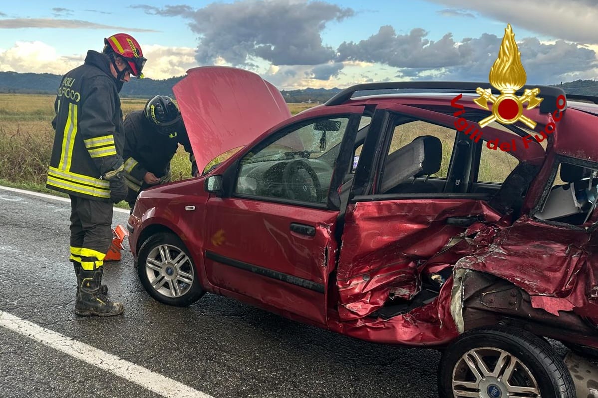 Incidente fra auto e furgone: feriti in ospedale