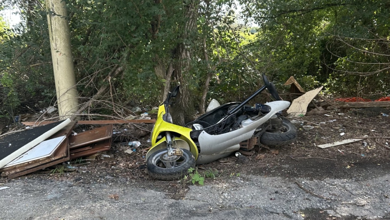 Cappuccini: nella “storica” discarica abusiva di via Ranghino, adesso si gettano anche… gli scooter