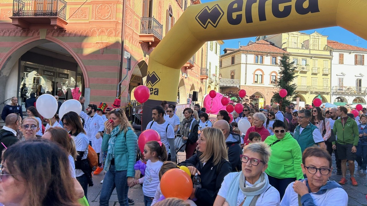 Centinaia di persone tra nasi rossi e allegria per la quinta “Camminata senza barriere”