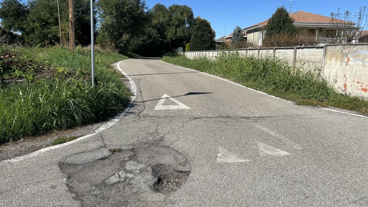 Strade dissestate in città dopo le precipitazioni: enorme buca in via Canton Billiemme