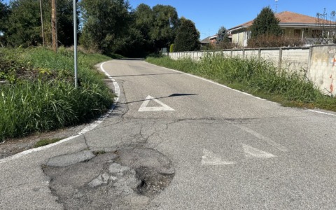 Strade dissestate in città dopo le precipitazioni: enorme buca in via Canton Billiemme