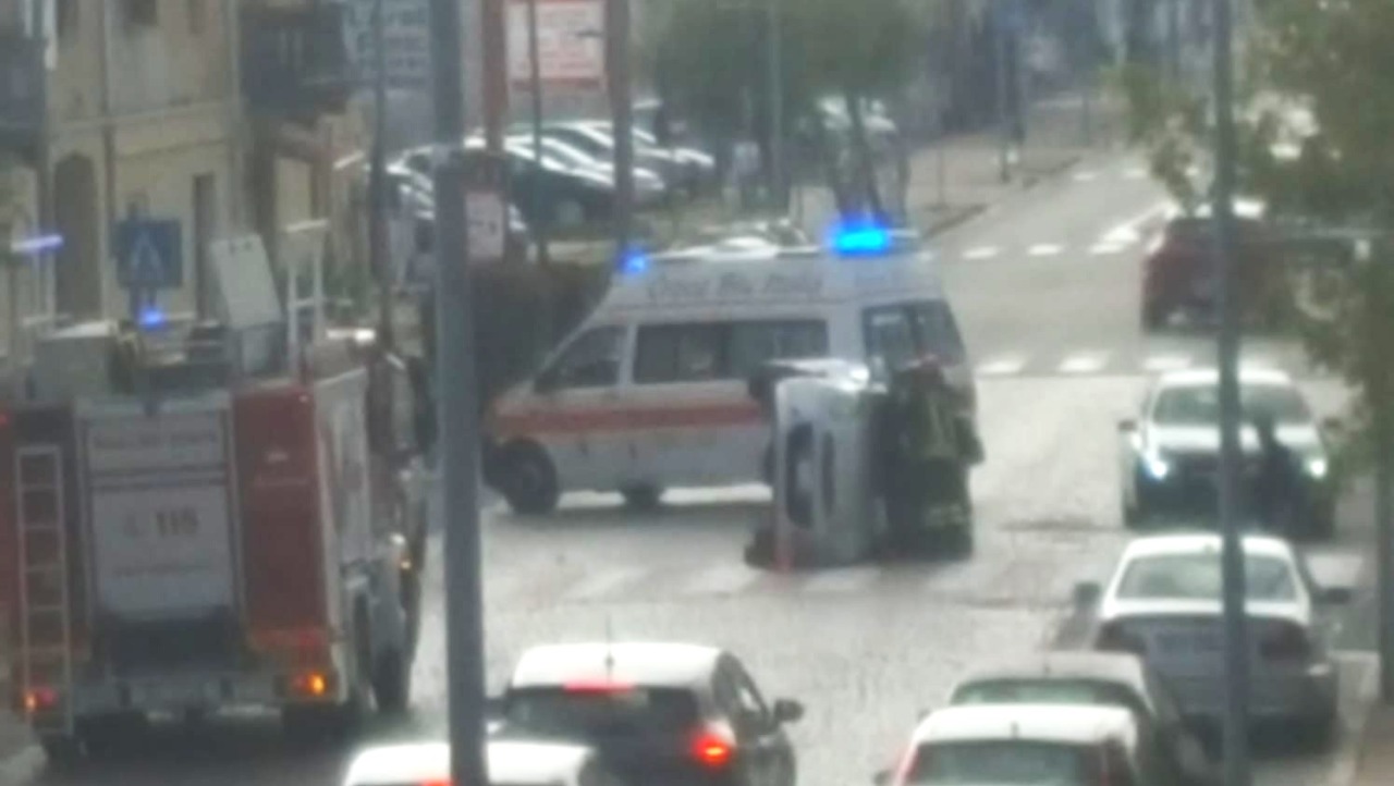 Auto si ribalta in corso Marcello Prestinari: sul posto, sanitari e vigili del fuoco