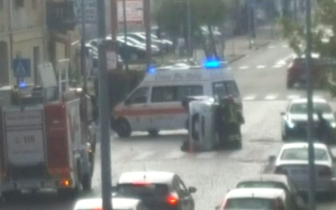 Auto si ribalta in corso Marcello Prestinari: sul posto, sanitari e vigili del fuoco