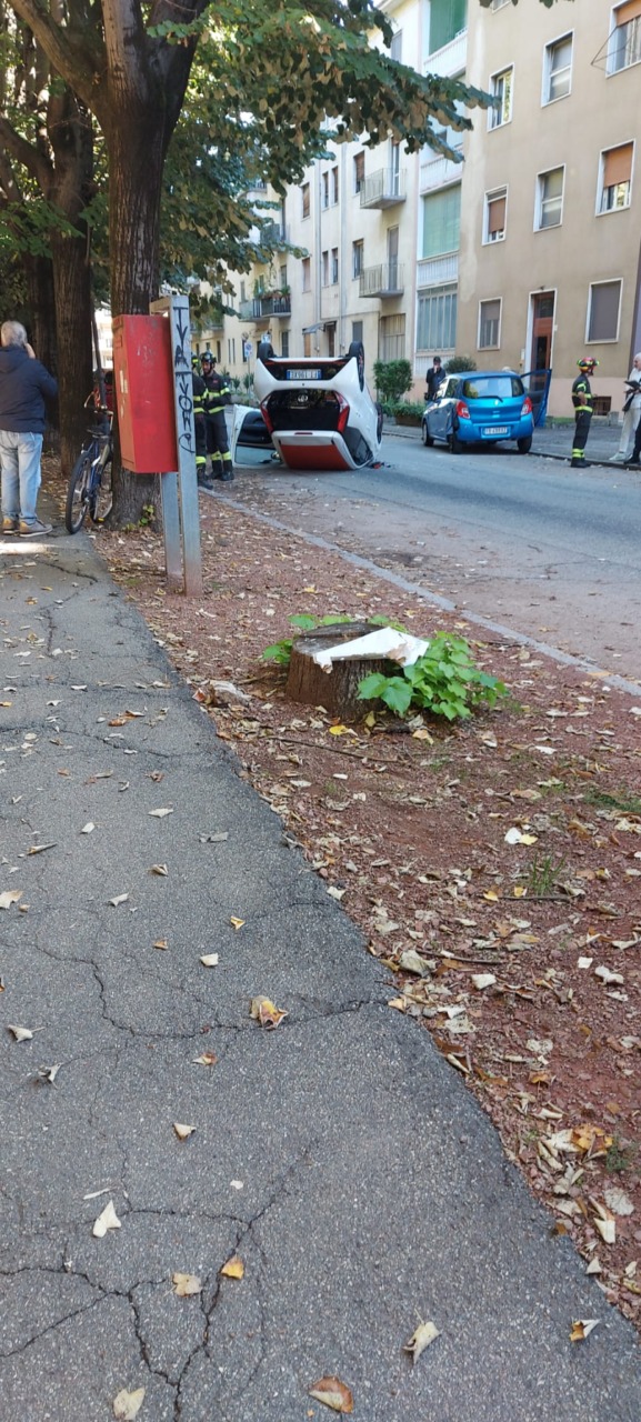 Automobile si ribalta in Viale Rimembranza, all’altezza del solito incrocio “maledetto” con via Marco Polo
