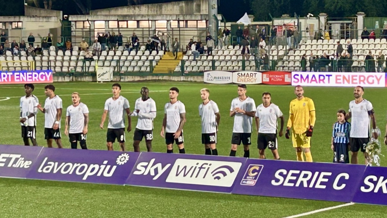 Arbitro Pizzi catastrofico: la Pro Vercelli domina contro la corazzata Lecco, ma perde 0-1