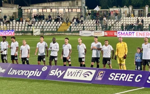 Arbitro Pizzi catastrofico: la Pro Vercelli domina contro la corazzata Lecco, ma perde 0-1