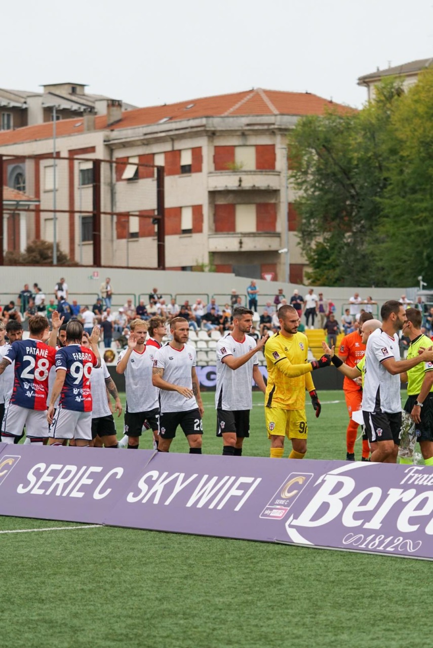Pro Vercelli, la bestia nera Virtus Verona colpisce ancora: 0-2 con bianchi in 10 dal 21′