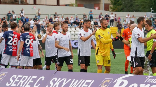 Pro Vercelli, la bestia nera Virtus Verona colpisce ancora: 0-2 con bianchi in 10 dal 21′