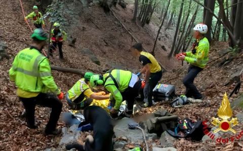 Va a funghi e scivola in un canalone: uomo salvato da Vigili del Fuoco e Soccorso Alpino