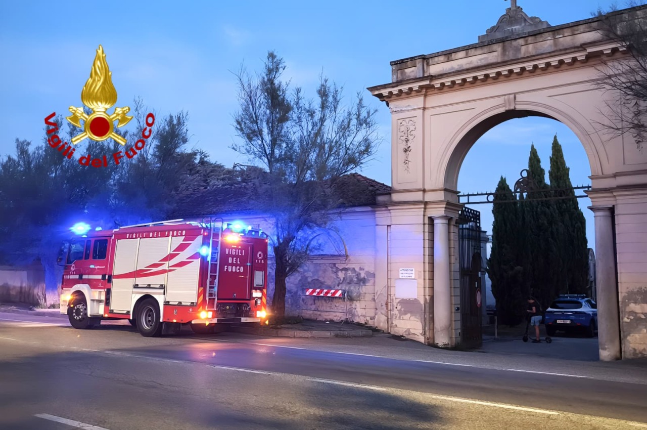 Paracadutista atterra nel… cimitero di Billiemme. Soccorsa dai Vigili del Fuoco