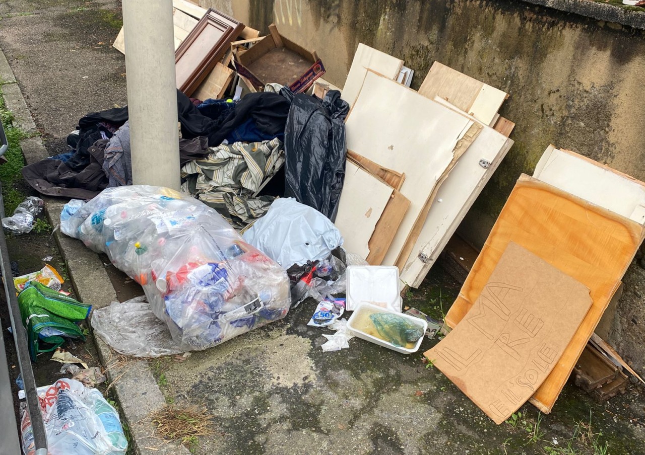 Ogni settimana circa trecento incivili abbandonano spazzatura a Vercelli