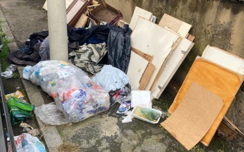 Ogni settimana circa trecento incivili abbandonano spazzatura a Vercelli