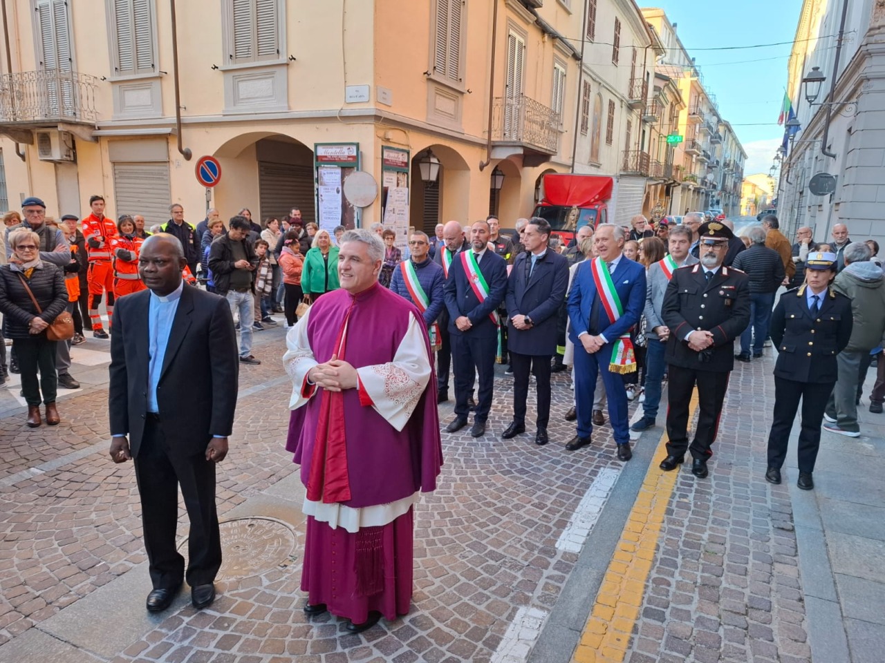 Don Claude parroco a Trino viene accolto con calore dai fedeli