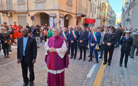 Don Claude parroco a Trino viene accolto con calore dai fedeli