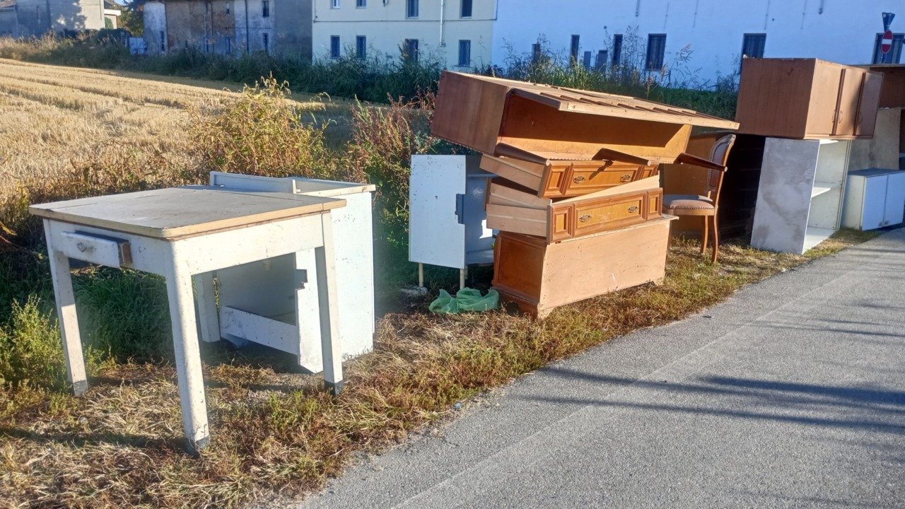 Via Canton Billiemme: un delirio di mobili abbandonati