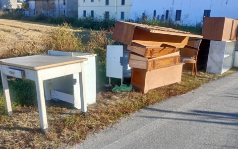 Via Canton Billiemme: un delirio di mobili abbandonati