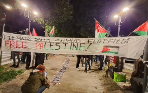 Vercelli per Gaza: folta adesione alla fiaccolata davanti all’ospedale