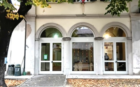 Furno e De Amicis: nuova giornata al freddo alle scuole dei Cappuccini. I genitori: “Ci dicano per quanto durerà”