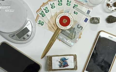 Nascondeva un panetto di hashish in un vaso: Carabinieri fermano una donna già nota alle forze dell’ordine