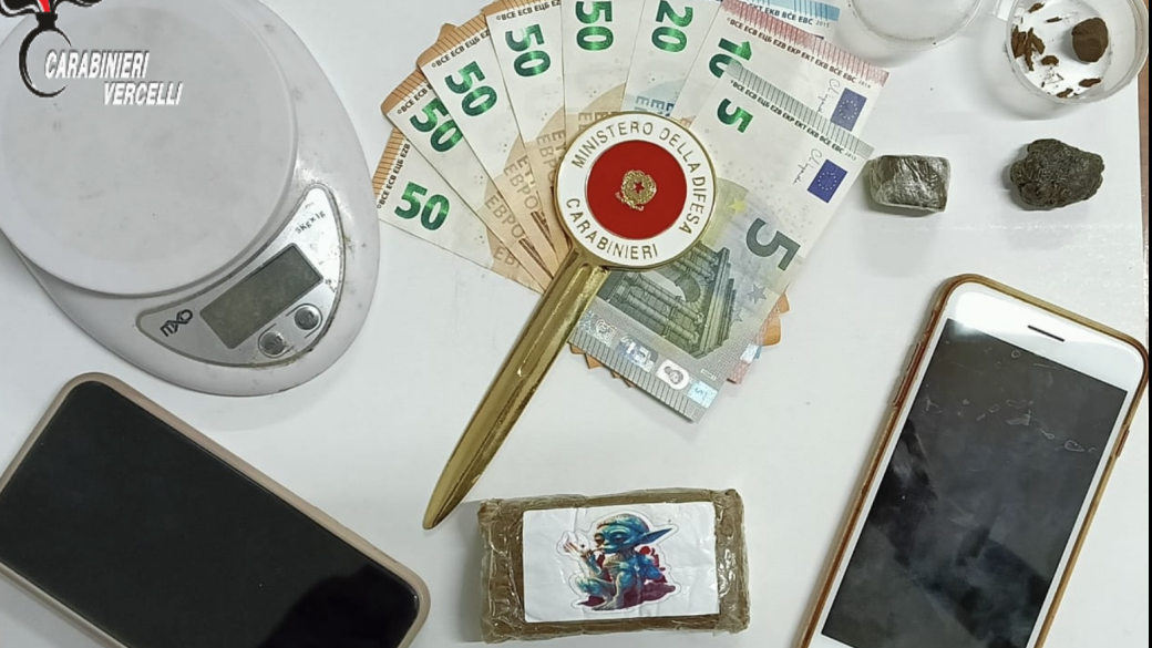 Nascondeva un panetto di hashish in un vaso: Carabinieri fermano una donna già nota alle forze dell’ordine