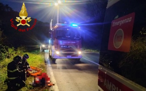 Motociclista nel dirupo salvato con le acrobazie dei Vigili del Fuoco