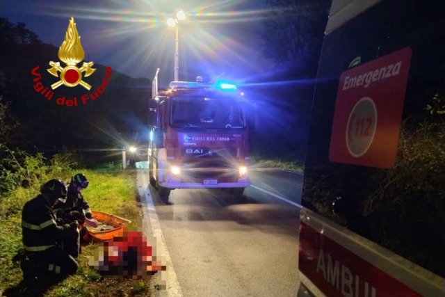 Motociclista nel dirupo salvato con le actobazie dei Vigili del Fuoco