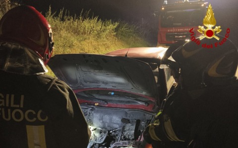 Macchina distrutta dalle fiamme ad Alice Castello