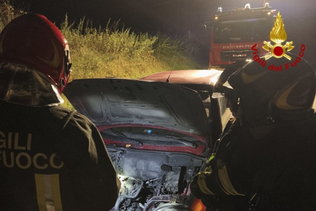 Macchina distrutta dalle fiamme ad Alice Castello