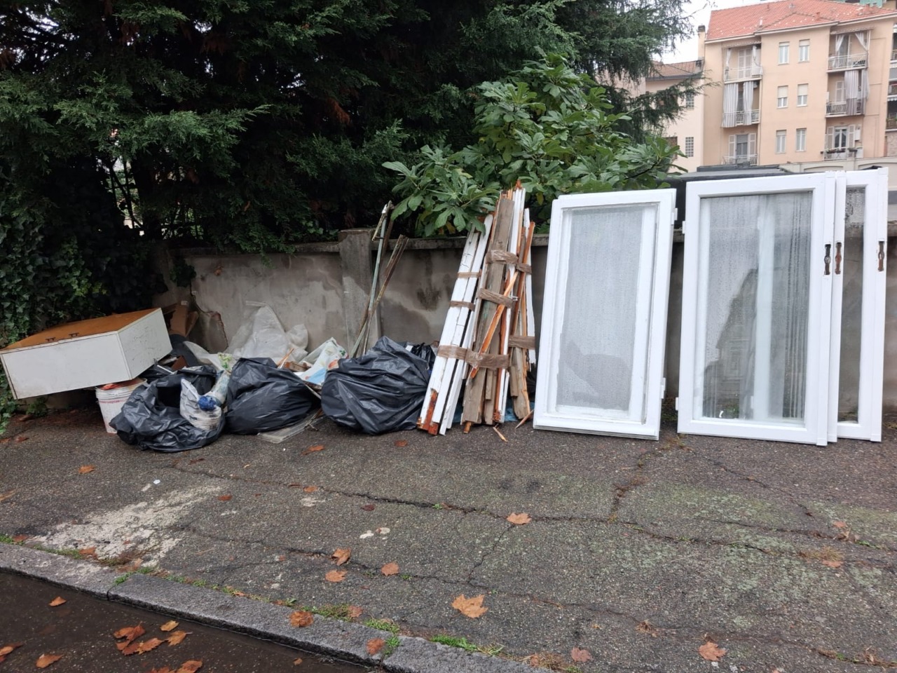 Un macello anche in via Asmara: mobili e serramenti in strada