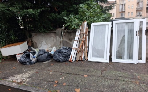 Un macello anche in via Asmara: mobili e serramenti in strada