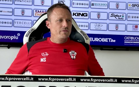 VIDEO – Pro Vercelli, Santoni pre Giana: “Non siamo perfetti, ma non è vero che la mia squadra ‘si specchia’”