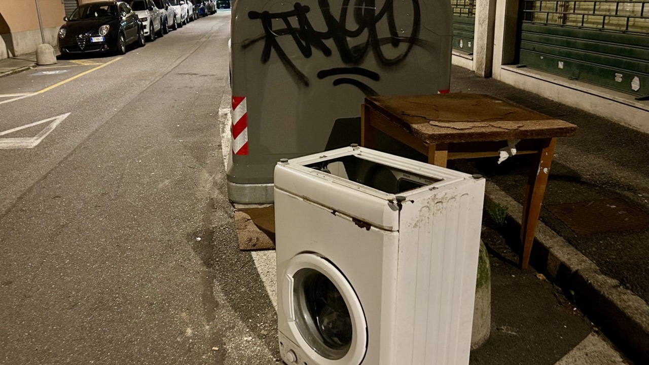 Una lavatrice e un grosso tavolo abbandonati in via Santorre: nuova situazione di inciviltà in pieno centro (poi risolta da Asm)