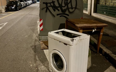 Una lavatrice e un grosso tavolo abbandonati in via Santorre: nuova situazione di inciviltà in pieno centro (poi risolta da Asm)