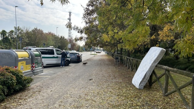 Incivili ambientali senza tregua intorno ai maxibidoni. E c’è chi ha il coraggio di chiedere l’eliminazione della raccolta porta a porta ai Cappuccini…